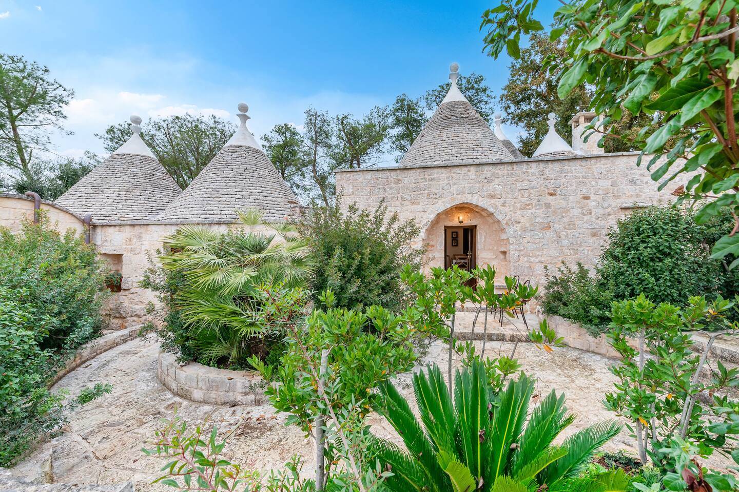 PUGLIA - VALLE D'ITRIA OSTUNI - Splendido Resort con suggestiva piscina e ampi spazi verdi