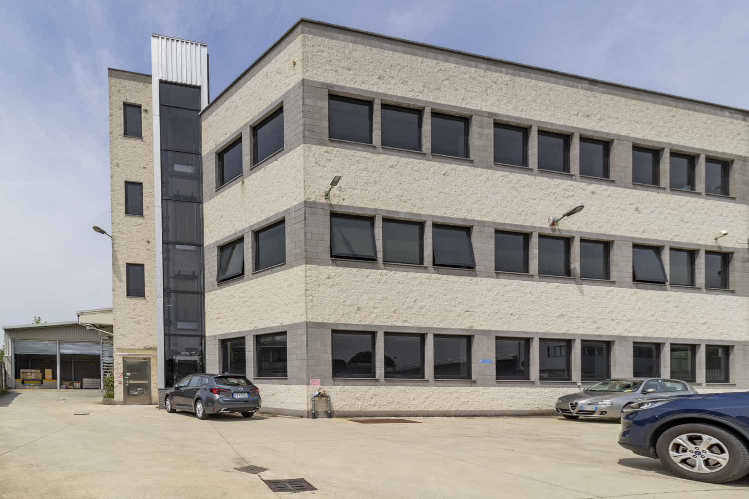 MILANO CORSICO - Capannone artigianale indipendente, oltre palazzina uffici e area esterna