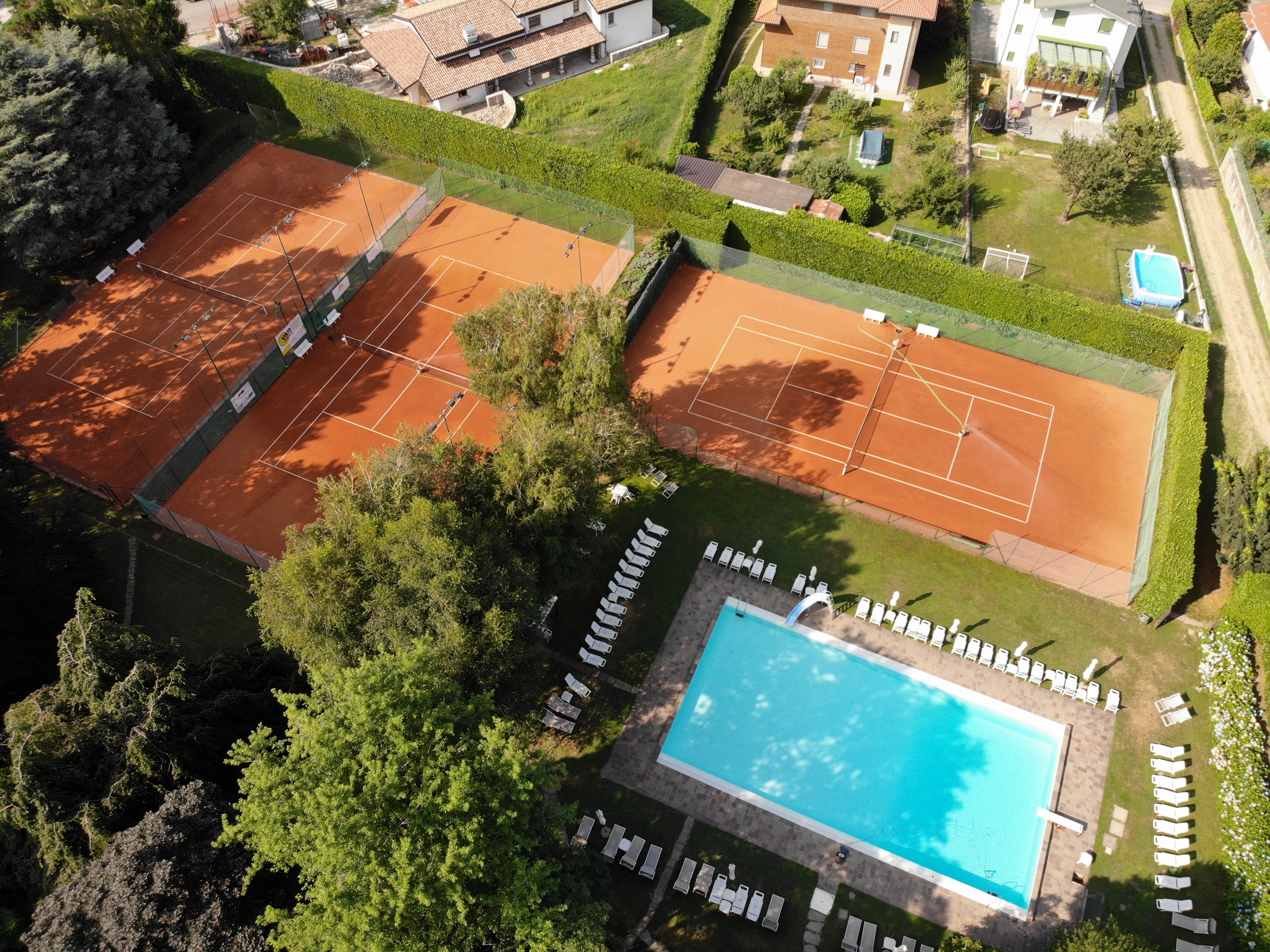 VILLA D'ADDA (BERGAMO) - Centro sportivo con ristorante e area edificabile