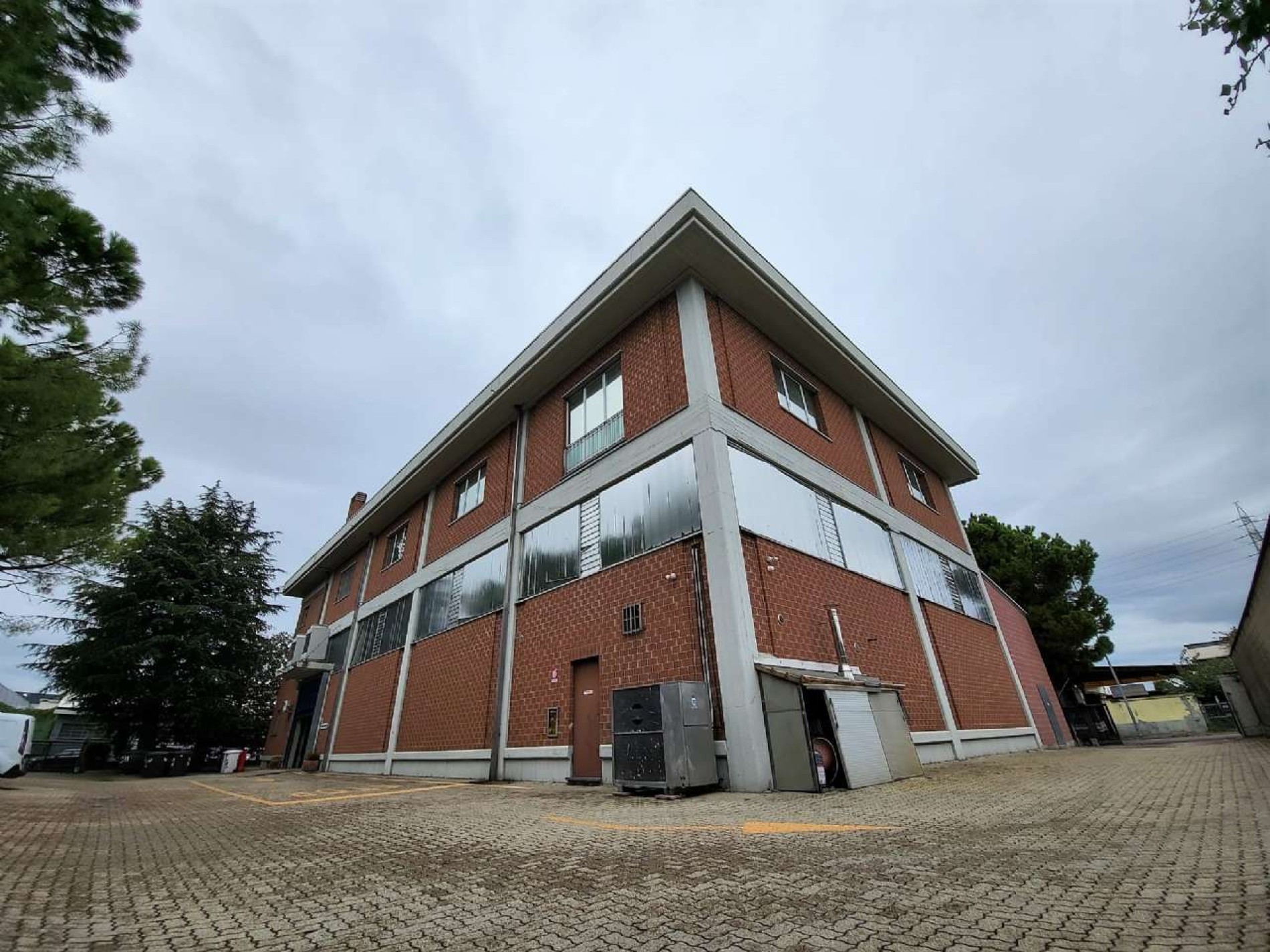 RIVOLI (TORINO) - Zona industriale - Complesso immobiliare D/7