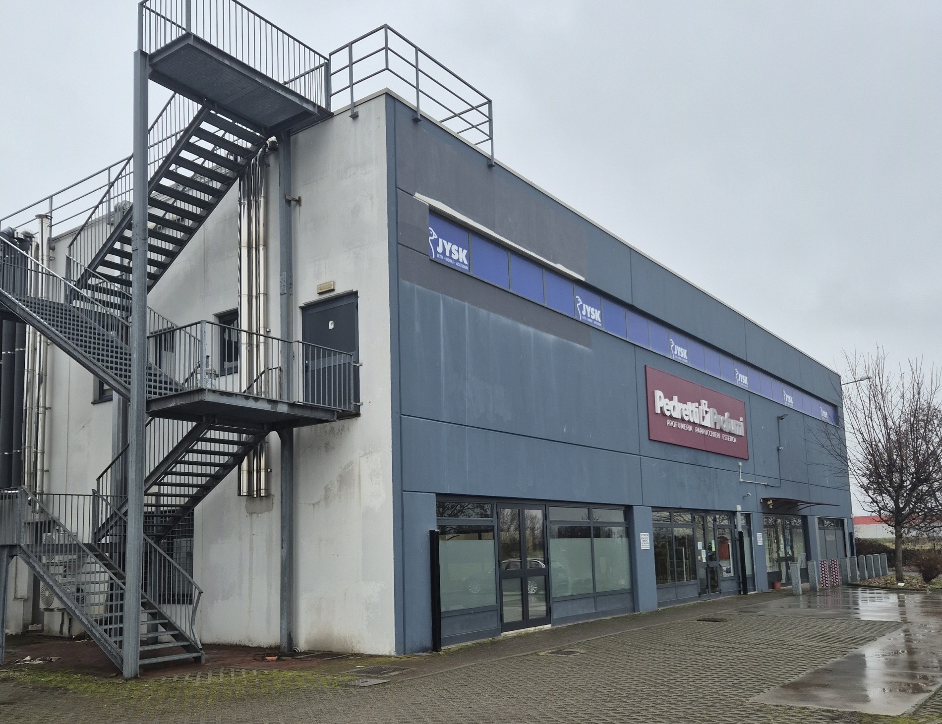 VOGHERA (PAVIA) - POSIZIONE STRATEGICA, CAPANNONE COMMERCIALE CON NEGOZIO E UFFICI