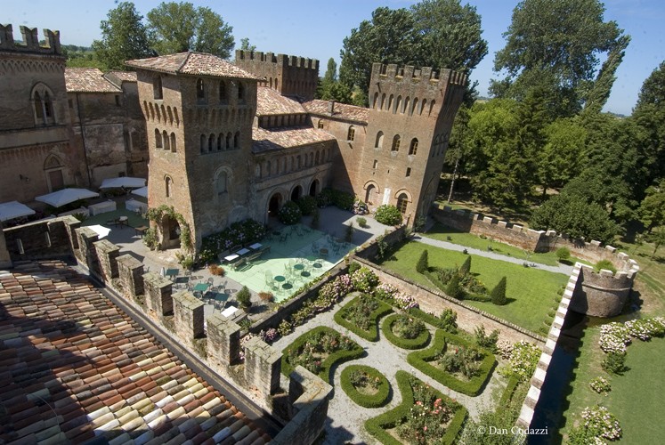 CREMONA - AMPIO CASTELLO ADATTO USO RICETTIVO, DIMORA O SEDE AZIENDALE